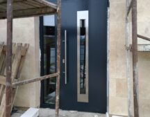 Входная дверь Thermo65, окно верхнего света и боковой элемент Hörmann Decograin 7016 мотив 700f