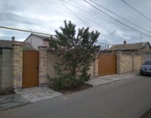 Ворота на опорному ролику і хвіртка нашого виробництва з заповненням ролетним, колір золотий дуб 1.