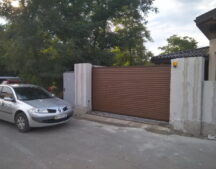 Ворота на опорному ролику з заповненням ролетним, колір горіх, на італійській фурнітурі 2.