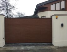Ворота на опорном ролике с заполнением роллетным 77 профиль Алютех