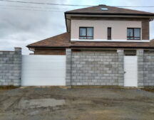 ворота откатные на опорном ролике с заполнением Алютех М гофр 9016